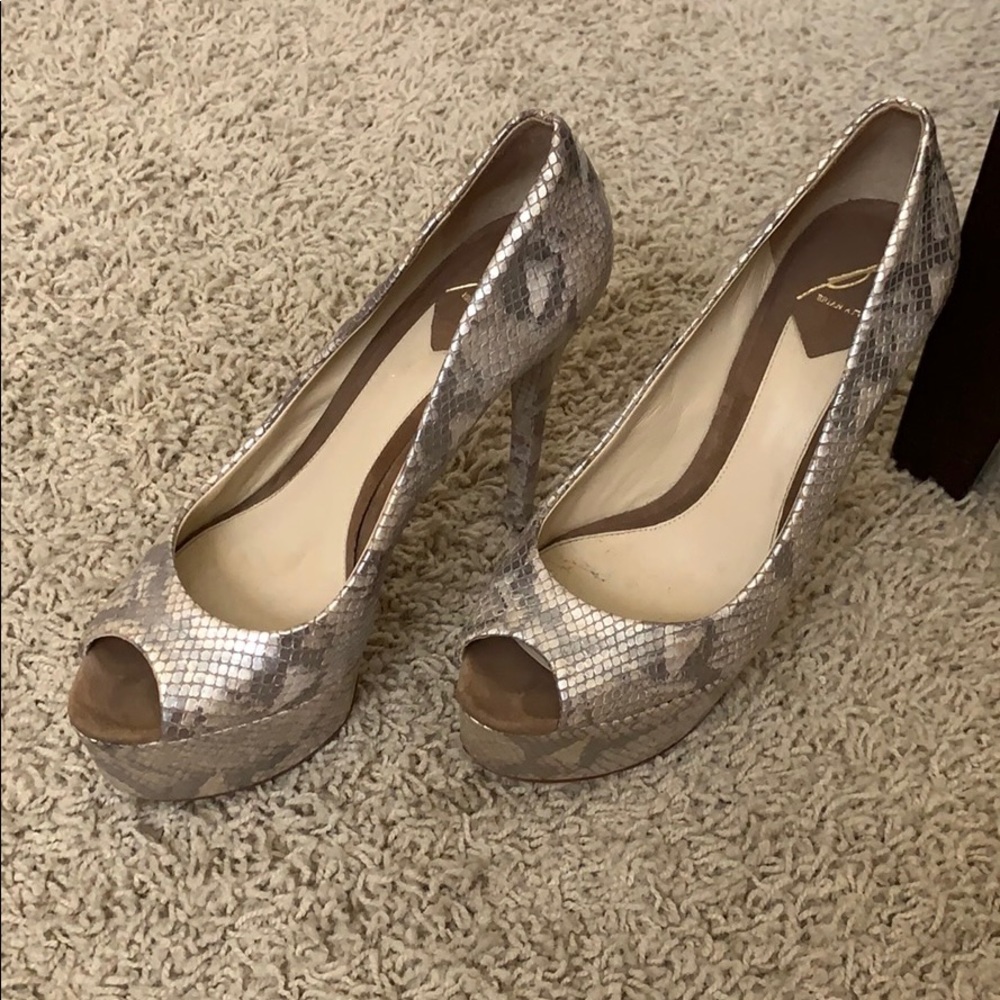 B by Brian Atwood Bambola Metallic Silver Snakeskin Platform Peep Toe Heels 8
